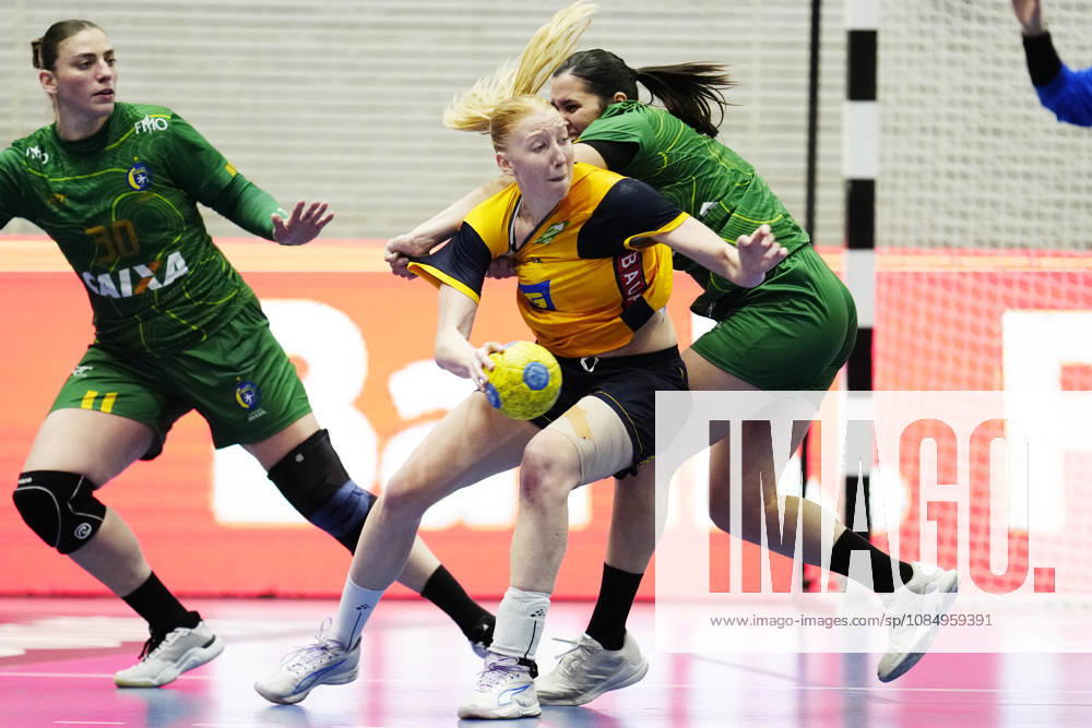 JÖNKÖPING, SWEDEN 20261024 Sweden s Tyra Axnär scores during Saturday s women s handball international match between Sweden and Brazil at the Sports Hall in JÖNKÖPING, SWEDEN