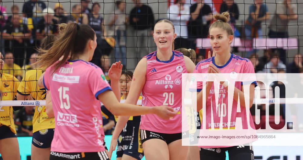 Stuttgart, DEKRA Bundesliga Volleyball: Allianz MTV Stuttgart vs. VfB Suhl LOTTO Thüringen; from left: Karolina Fricova, Marie Steinhilber, Pia Kästner, Stgt