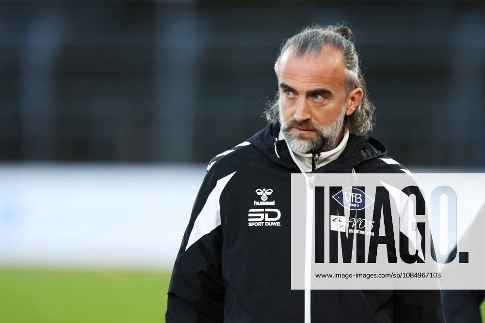Soccer, Men s, Regionalliga Nord, Matchday 15, VfB Oldenburg vs. HSC Hannover; Coach Dario Fossi, VfB Oldenburg