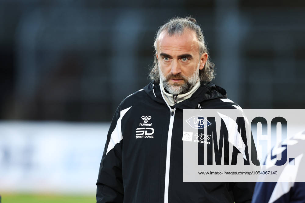Soccer, Men s, Regionalliga Nord, Matchday 15, VfB Oldenburg vs. HSC Hannover; Coach Dario Fossi, VfB Oldenburg