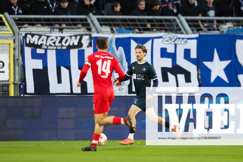 Soccer, Men s, Regionalliga Nord, Matchday 15, VfB Oldenburg vs. HSC Hannover; Marc Schröder (blue, No. 20) of VfB Oldenburg in a tackle with Marcel Langer (No. 14) of HSC Hannover