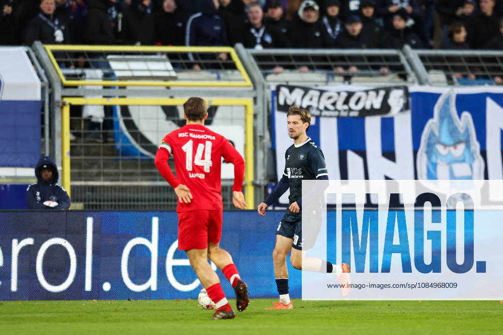 Soccer, Men s, Regionalliga Nord, Matchday 15, VfB Oldenburg vs. HSC Hannover; Marc Schröder (blue, No. 20) of VfB Oldenburg in a tackle with Marcel Langer (No. 14) of HSC Hannover