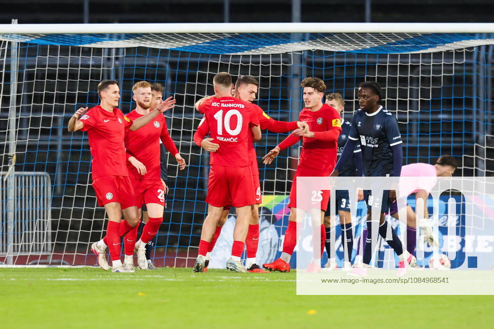 Soccer, Men s, Regionalliga Nord, Matchday 15, VfB Oldenburg vs. HSC Hannover: Celebration of the 0–1 goal by Fabian Weigel 4 HSC Hannover
