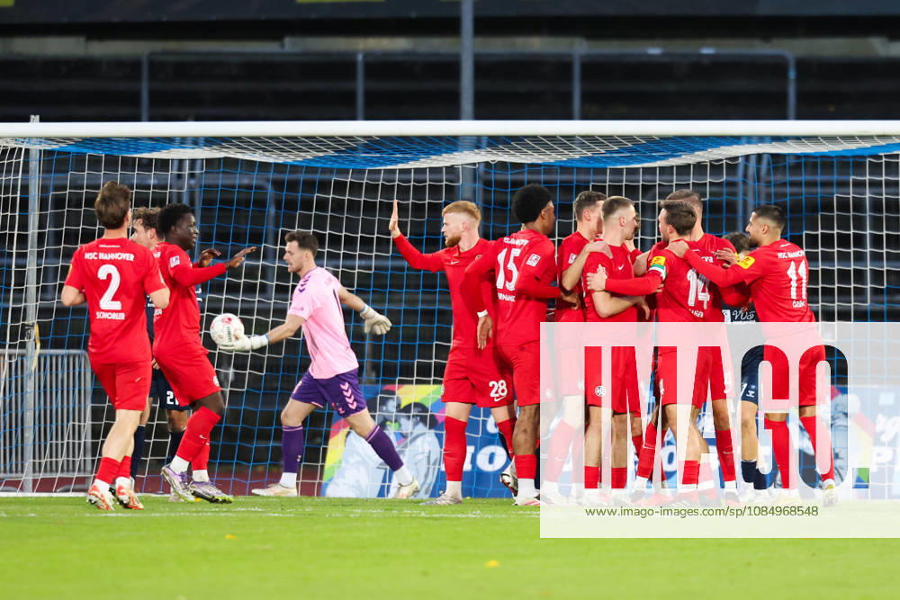 Soccer, Men s, Regionalliga Nord, Matchday 15, VfB Oldenburg vs. HSC Hannover: Celebration of the 0–1 goal by Fabian Weigel 4 HSC Hannover