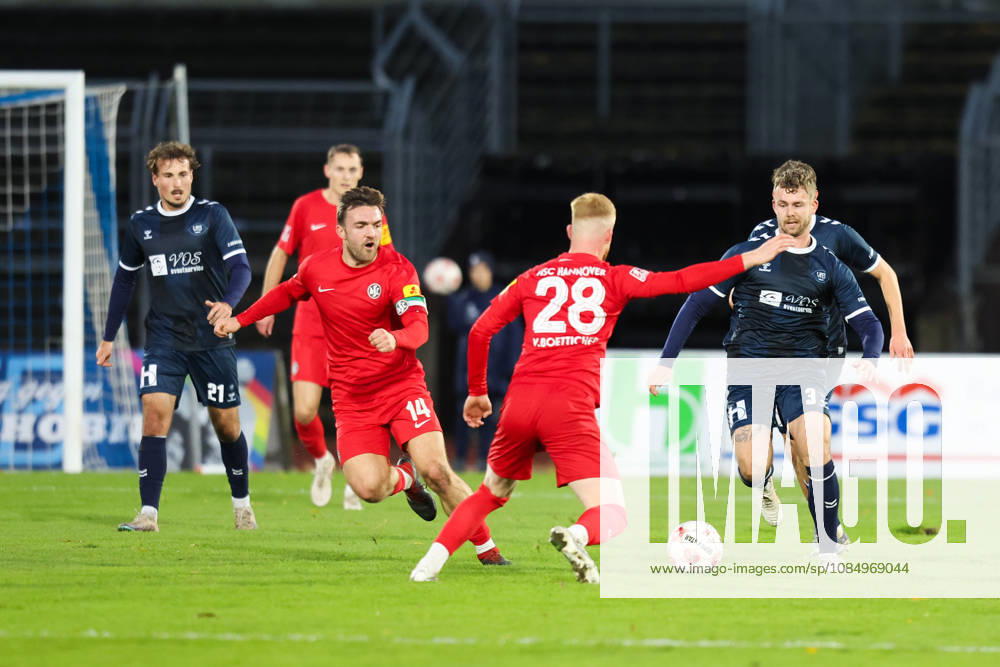 Soccer, Men s, Regionalliga Nord, Matchday 15, VfB Oldenburg vs. HSC Hannover: Nico Mai (blue, No. 3) of VfB Oldenburg in a tackle with Jonas Lübke (No. 23) of HSC Hannover