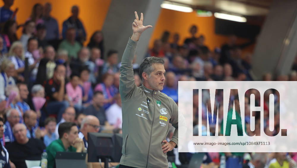 Stuttgart, DEKRA Bundesliga Volleyball: Allianz MTV Stuttgart vs. VfB Suhl LOTTO Thüringen; Coach Laszlo Hollosy, Suhl