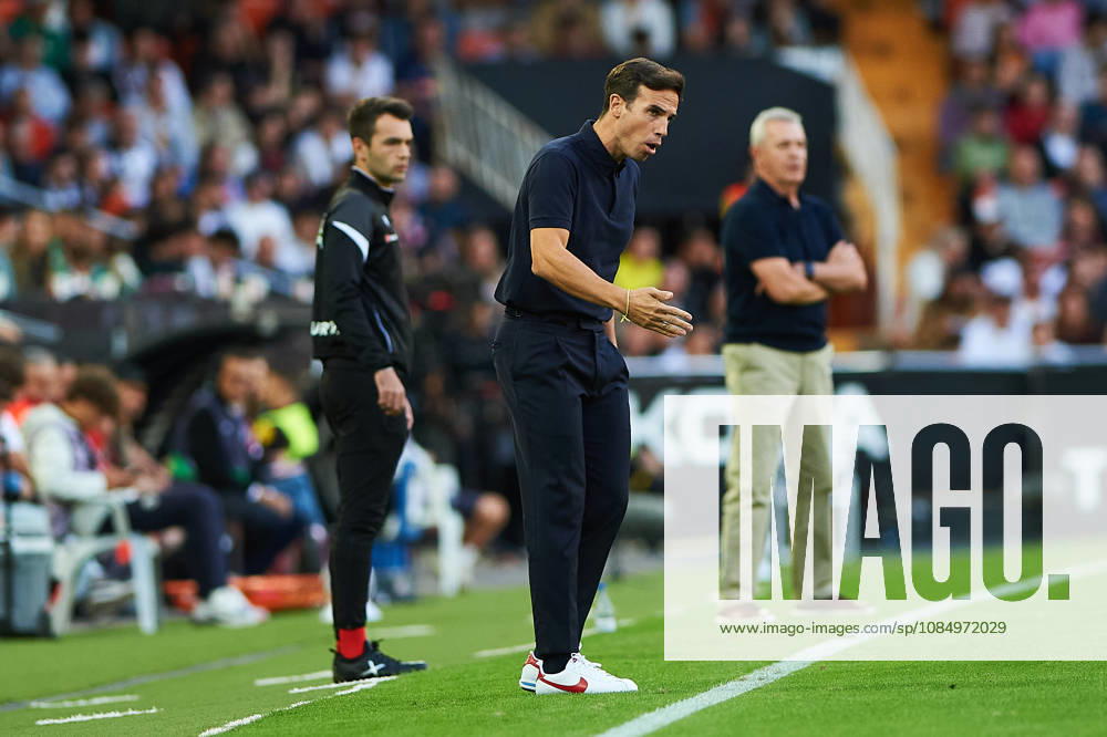 Head coach Inigo Perez of Villarreal CF during the LaLiga EA Sports match between Valencia CF and Villarreal CF at Mestalla on October 24, 2026, in Valencia, Spain
