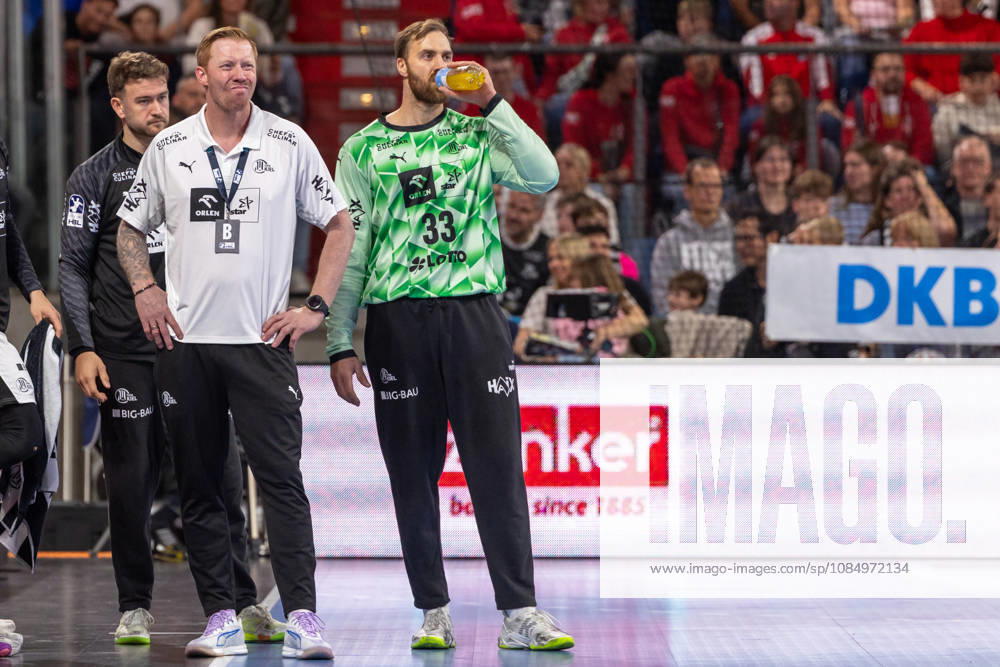 Coaching from the sidelines, Boerge Lund (THW Kiel), Coach, Andreas Wolff (THW Kiel), 33 GER, HC Erlangen vs. THW Kiel, Handball, Opel Handball Bundesliga, Matchday 10, 2026–2027 season, October 24, 2026 GER, HC Erlangen vs. THW Kiel, Handball, Opel Handball Bundesliga, Matchday 10, 2026–2027 season, October 24, 2026 Nuremberg