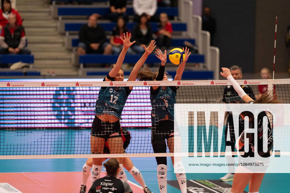 In the photo: Block by 712 and Morgan Geddes 16, Dresdner SC 24 10 2026, Dresdner SC Binder Blaubären TSV Flacht, DEKRA 1 Bundesliga Women, Volleyball, Germany, Dresden, Cyberport Arena