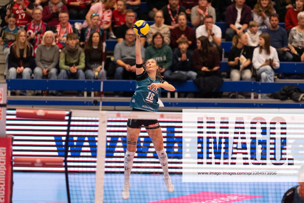 Pictured: Sarah Straube, 18, serving; Dresdner SC, April 10, 2026; Dresdner SC Binder Blaubären vs. TSV Flacht; DEKRA 1 Bundesliga Women; Volleyball; Germany; Dresden; Cyberport Arena