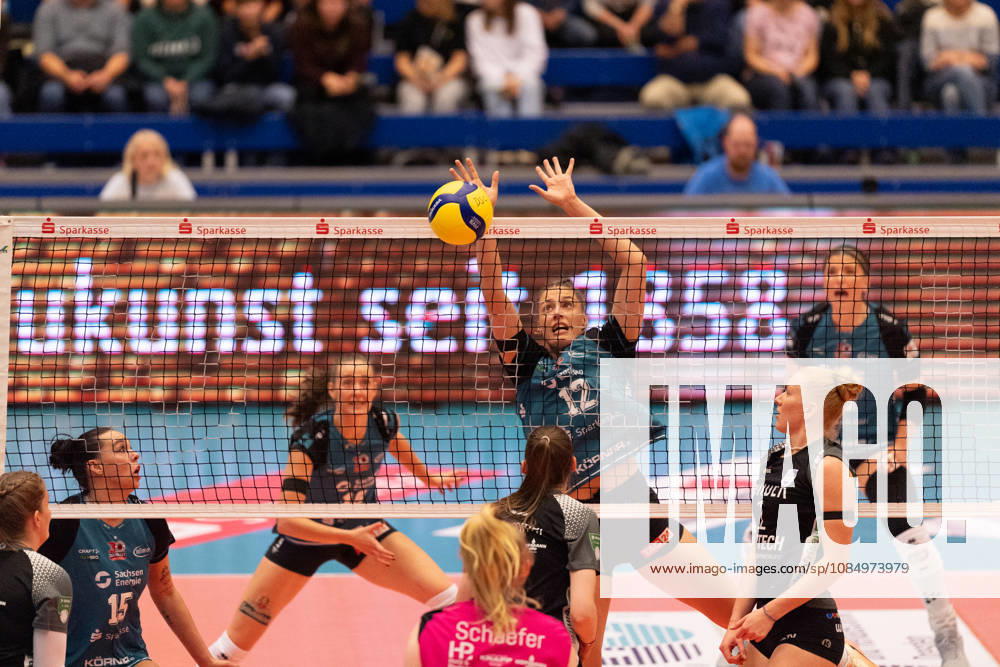 In the photo: Block by Mette Marleen Pfeffer, 12, Dresdner SC, October 24, 2026; Dresdner SC Binder Blaubären vs. TSV Flacht, DEKRA 1 Bundesliga Women, Volleyball, Germany, Dresden, Cyberport Arena