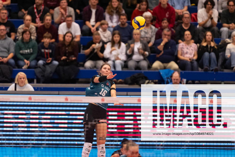 Pictured: Morgan Geddes, 16, serving; Dresdner SC, October 24, 2026; Dresdner SC Binder Blaubären vs. TSV Flacht; DEKRA 1 Bundesliga Women; Volleyball; Germany; Dresden; Cyberport Arena