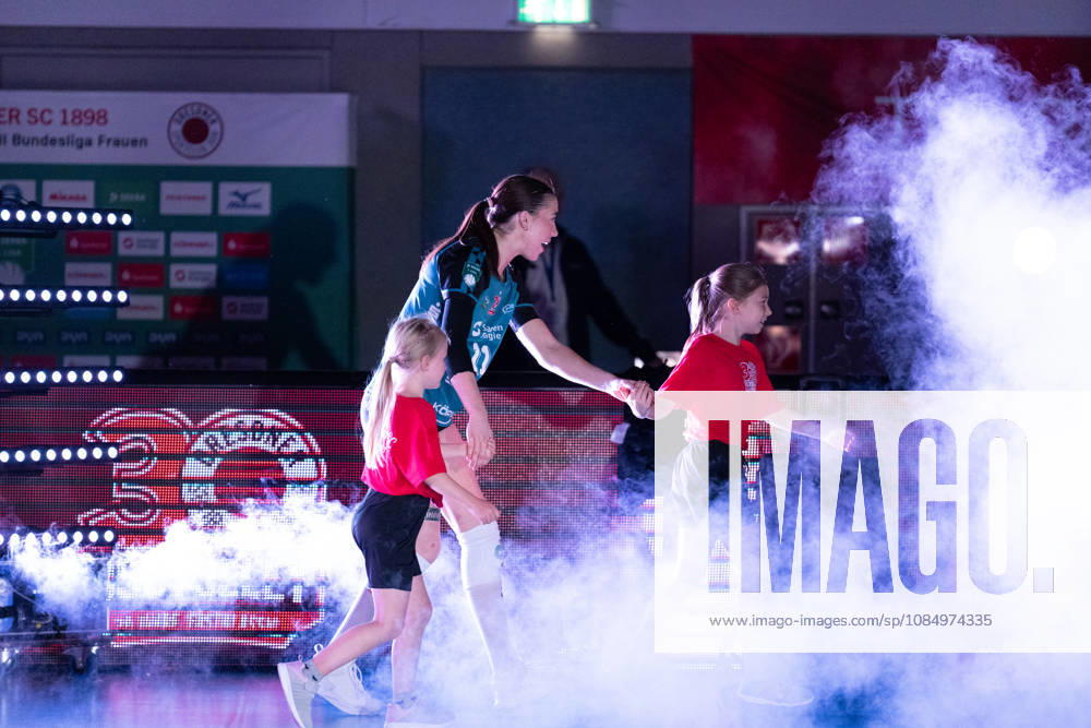 Pictured: Rylen Reid (11) entering the court, Dresdner SC vs. 24 10 2026, Dresdner SC Binder Blaubären vs. TSV Flacht, DEKRA 1 Bundesliga Women, Volleyball, Germany, Dresden, Cyberport Arena