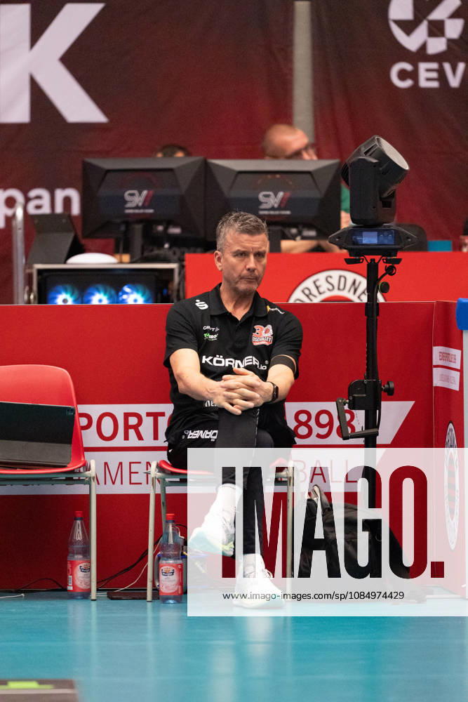 Pictured: Coach Alexander Waibl, Dresdner SC, October 24, 2026; Dresdner SC Binder Blaubären vs. TSV Flacht, DEKRA 1 Bundesliga Women, Volleyball, Germany, Dresden, Cyberport Arena