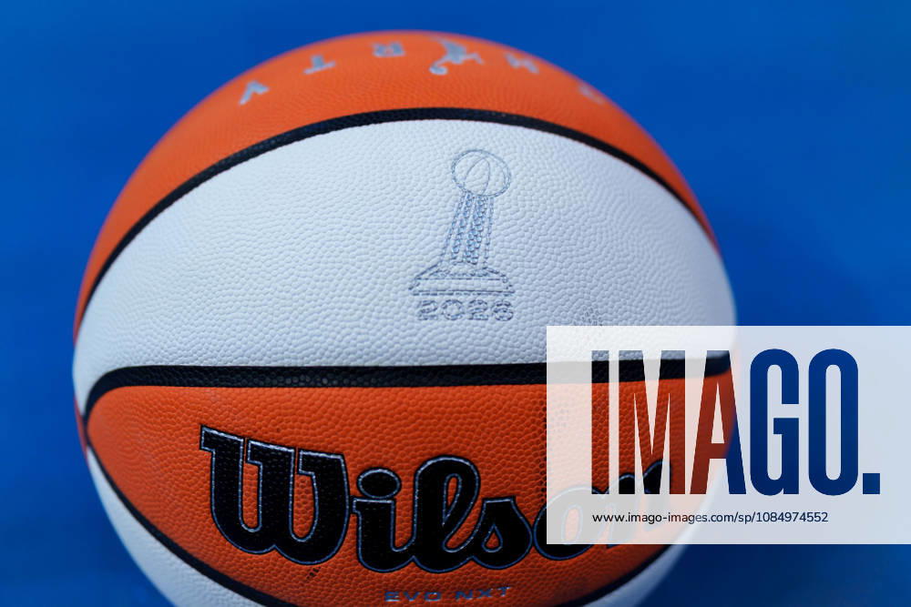 Golden State Valkyries v Atlanta Dream ATLANTA, GA - OCTOBER 21: A general view of the official ball before game four of the WNBA, Basketball Damen, USA Finals between Golden State Valkyries and Atlanta Dream at State Farm Arena on October 21, 2026 in Atlanta, Georgia. Atlanta State Farm Arena GA United States