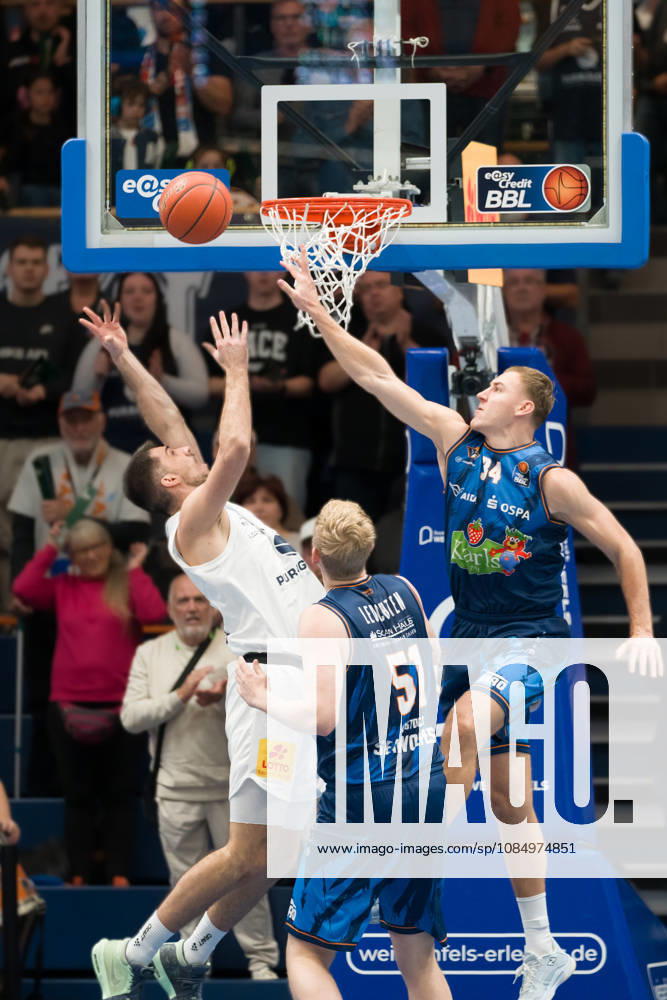 Jure Planinic MBC, 44, Bent Leuchten Rostock, 51, Artur Konontsuk Rostock, 34, Syntainics MBC vs. Rostock Seawolves, BBL, Men’s Basketball 1st Bundesliga, Matchday 6 of the 2026–27 season, October 24, 2026, Weißenfels Stadthalle, Saxony-Anhalt, Germany
