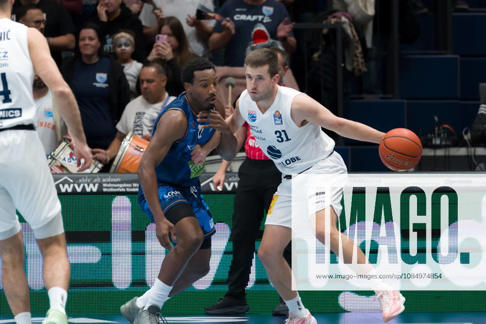 Johnathan Stove Rostock, 22, Spencer Reaves MBC, 31, Syntainics MBC vs. Rostock Seawolves, BBL, Men s Basketball 1st Bundesliga, Matchday 6 of the 2026–27 season, October 24, 2026, Weißenfels Stadthalle, Saxony-Anhalt, Germany