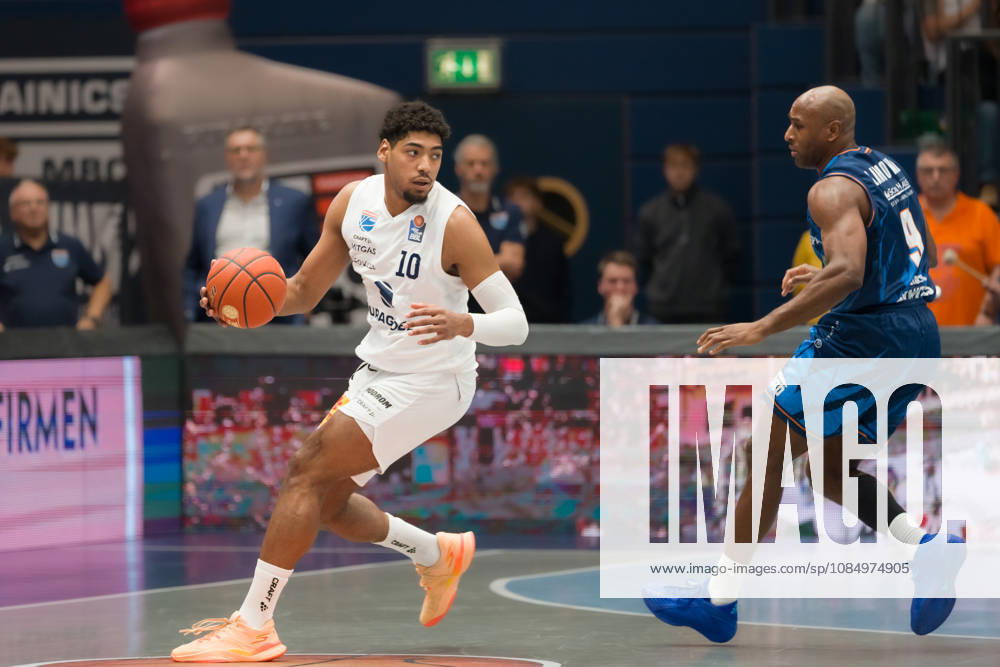 Kostja Mushidi (MBC), 10, DeAndre Lansdowne (Rostock), 9, Syntainics MBC vs. Rostock Seawolves, BBL, Men s Basketball 1st Bundesliga, Matchday 6 of the 2026–27 season, October 24, 2026, Weißenfels Stadthalle, Saxony-Anhalt, Germany