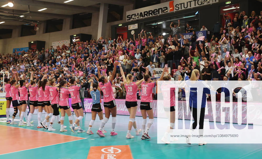 Stuttgart, DEKRA Bundesliga Volleyball: Allianz MTV Stuttgart vs. VfB Suhl LOTTO Thüringen; Stuttgart celebrates with the fans