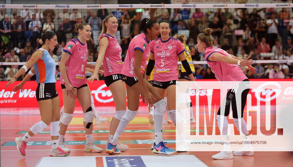 Stuttgart, DEKRA Bundesliga Volleyball: Allianz MTV Stuttgart vs. VfB Suhl LOTTO Thüringen, Celebrations in Stuttgart, from left: Fabiana Mottis, Alexandra Haadrych, Marie Steinhilber, Leilani Slacanin, Lydia Grote, Pia Kästner