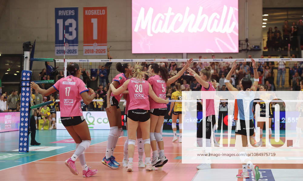 Stuttgart, DEKRA Bundesliga Volleyball: Allianz MTV Stuttgart vs. VfB Suhl LOTTO Thüringen, Cheers in Stuttgart