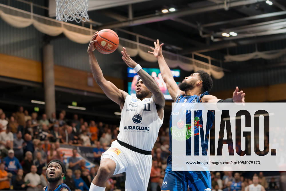Anthony Gaines MBC, 11, Zach Copeland Rostock, 2, Syntainics MBC vs. Rostock Seawolves, BBL, Men s Basketball 1st Bundesliga, Matchday 6 of the 2026–27 season, October 24, 2026, Weißenfels Stadthalle, Saxony-Anhalt, Germany