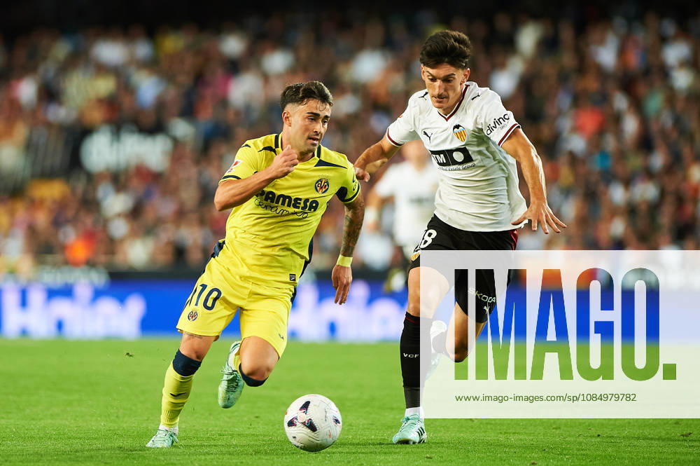 Alberto Moleiro of Villarreal CF and Pepelu Garcia of Vaya Valencia CF during the LaLiga EA Sports match between Valencia CF and Villarreal CF at Mestalla on October 24, 2026, in Valencia, Spain