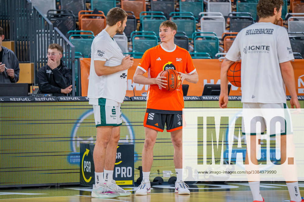 1 Basketball Bundesliga, easyCredit BBL, 2026–2027 Season, Men s Division, Regular Season, Matchday 6, October 24, 2026, RASTA Vechta vs. VET CONCEPT Gladiators Trier, Timo Lanmüller 77, RASTA Vechta in conversation with Moritz Krimmer 27, VET CONCEPT Gladiators Trier, Vechta, RASTA Dome, Lower Saxony, Germany