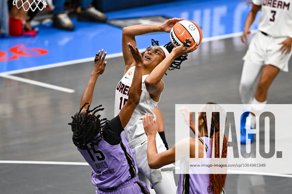 ATLANTA, GA - OCTOBER 24: Atlanta guard Allisha Gray (15) drives to the basket during Game Four of the WNBA, Basketball Damen, USA finals between the Golden State Valkyries and the Atlanta Dream on October 24th, 2026 at State Farm Arena in Atlanta, GA. (Photo by Rich von Biberstein Icon Sportswire) WNBA: OCT 24 Finals Golden State Valkyries at Atlanta Dream Icon261024006
