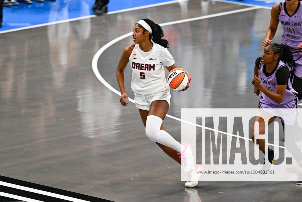 ATLANTA, GA - OCTOBER 24: Atlanta forward Angel Reese (5) dribbles during Game Four of the WNBA, Basketball Damen, USA finals between the Golden State Valkyries and the Atlanta Dream on October 24th, 2026 at State Farm Arena in Atlanta, GA. (Photo by Rich von Biberstein Icon Sportswire) WNBA: OCT 24 Finals Golden State Valkyries at Atlanta Dream Icon261024007