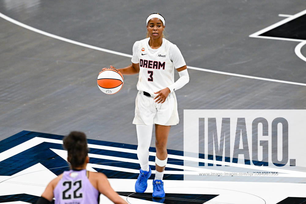 ATLANTA, GA - OCTOBER 24: Atlanta guard Jordin Canada (3) dribbles during Game Four of the WNBA, Basketball Damen, USA finals between the Golden State Valkyries and the Atlanta Dream on October 24th, 2026 at State Farm Arena in Atlanta, GA. (Photo by Rich von Biberstein Icon Sportswire) WNBA: OCT 24 Finals Golden State Valkyries at Atlanta Dream Icon261024010