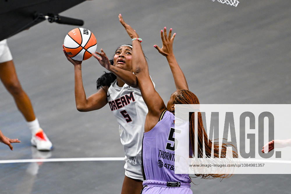 ATLANTA, GA - OCTOBER 24: Atlanta forward Angel Reese (5) drives to the basket during Game Four of the WNBA, Basketball Damen, USA finals between the Golden State Valkyries and the Atlanta Dream on October 24th, 2026 at State Farm Arena in Atlanta, GA. (Photo by Rich von Biberstein Icon Sportswire) WNBA: OCT 24 Finals Golden State Valkyries at Atlanta Dream Icon261024011