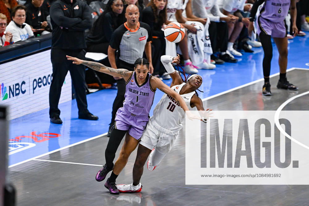 ATLANTA, GA - OCTOBER 24: Golden State forward Gabby Williams (1) and Atlanta guard Rhyne Howard (10) battle for a loose ball during Game Four of the WNBA, Basketball Damen, USA finals between the Golden State Valkyries and the Atlanta Dream on October 24th, 2026 at State Farm Arena in Atlanta, GA. (Photo by Rich von Biberstein Icon Sportswire) WNBA: OCT 24 Finals Golden State Valkyries at Atlanta Dream Icon261024008