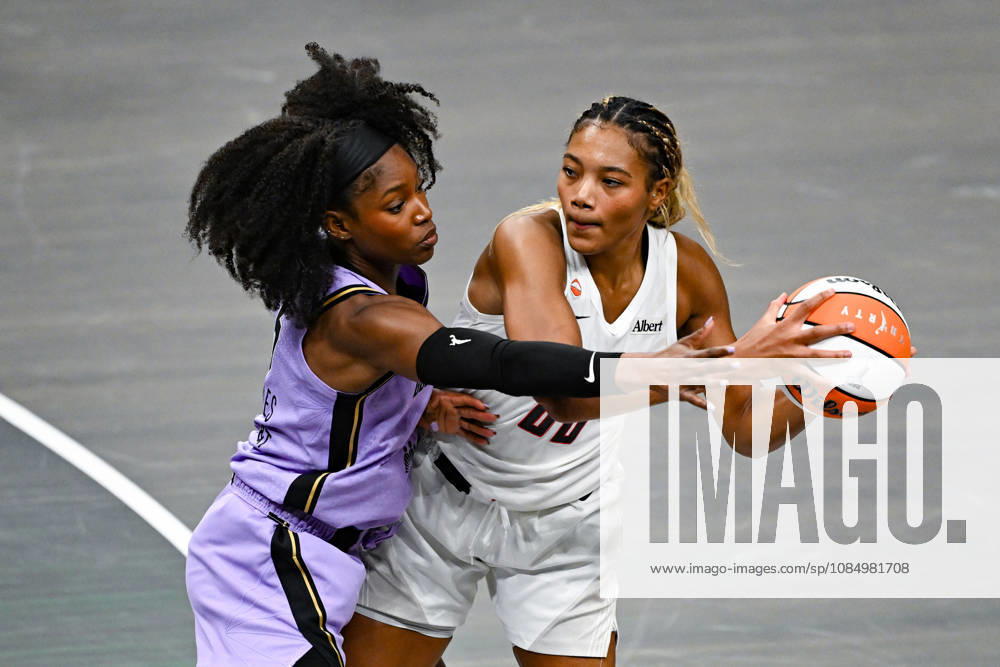 ATLANTA, GA - OCTOBER 24: Atlanta forward Naz Hillmon (00) looks to pass during Game Four of the WNBA, Basketball Damen, USA finals between the Golden State Valkyries and the Atlanta Dream on October 24th, 2026 at State Farm Arena in Atlanta, GA. (Photo by Rich von Biberstein Icon Sportswire) WNBA: OCT 24 Finals Golden State Valkyries at Atlanta Dream Icon261024015