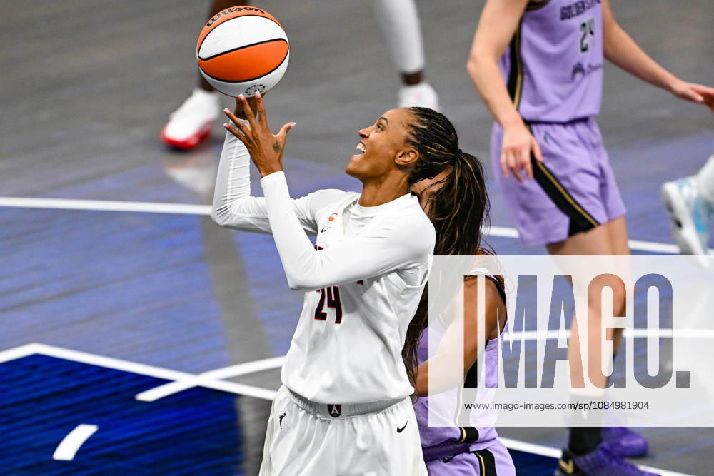 ATLANTA, GA - OCTOBER 24: Atlanta forward DeWanna Bonner (24) drives to the basket during Game Four of the WNBA, Basketball Damen, USA finals between the Golden State Valkyries and the Atlanta Dream on October 24th, 2026 at State Farm Arena in Atlanta, GA. (Photo by Rich von Biberstein Icon Sportswire) WNBA: OCT 24 Finals Golden State Valkyries at Atlanta Dream Icon261024019
