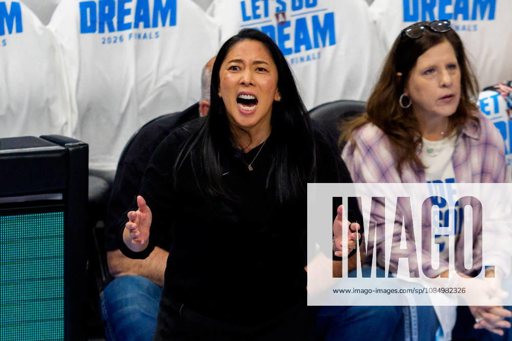 Golden State Valkyries v Atlanta Dream ATLANTA, GA - OCTOBER 24: Natalie Nakase head coach of Golden State Valkyries yells a play during a game four of the WNBA, Basketball Damen, USA Finals between Golden State Valkyries and Atlanta Dream at State Farm Arena on October 24, 2026 in Atlanta, Georgia. Atlanta State Farm Arena GA United States