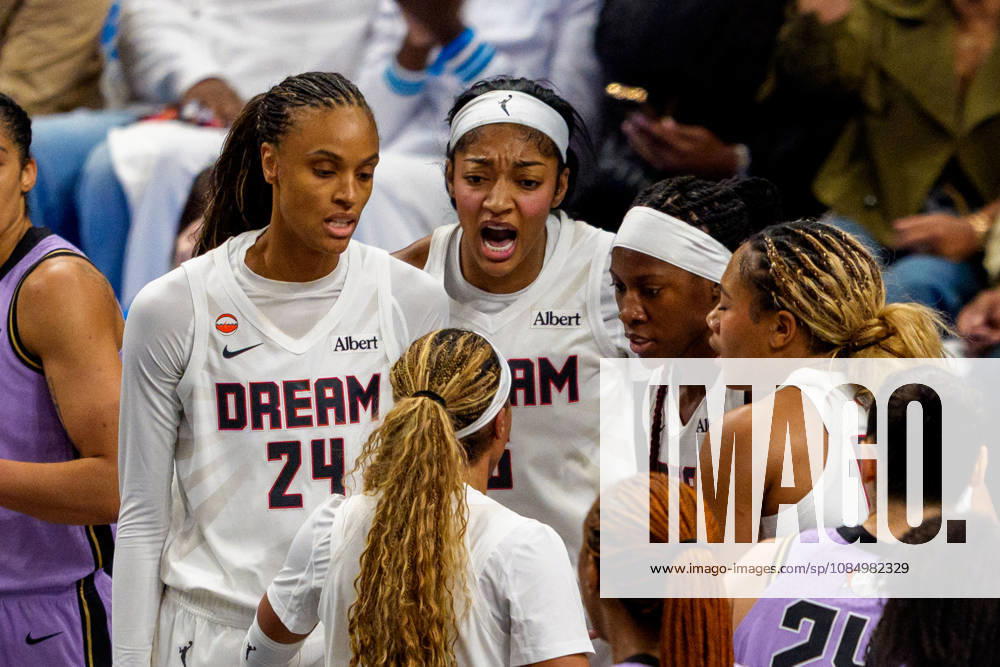 Golden State Valkyries v Atlanta Dream ATLANTA, GA - OCTOBER 24: DeWanna Bonner 24, Angel Reese 5, Rhyne Howard 10, Naz Hillmon 00 and Jordin Canada 3 of the Atlanta Dream huddle during a game four of the WNBA, Basketball Damen, USA Finals between Golden State Valkyries and Atlanta Dream at State Farm Arena on October 24, 2026 in Atlanta, Georgia. Atlanta State Farm Arena GA United States