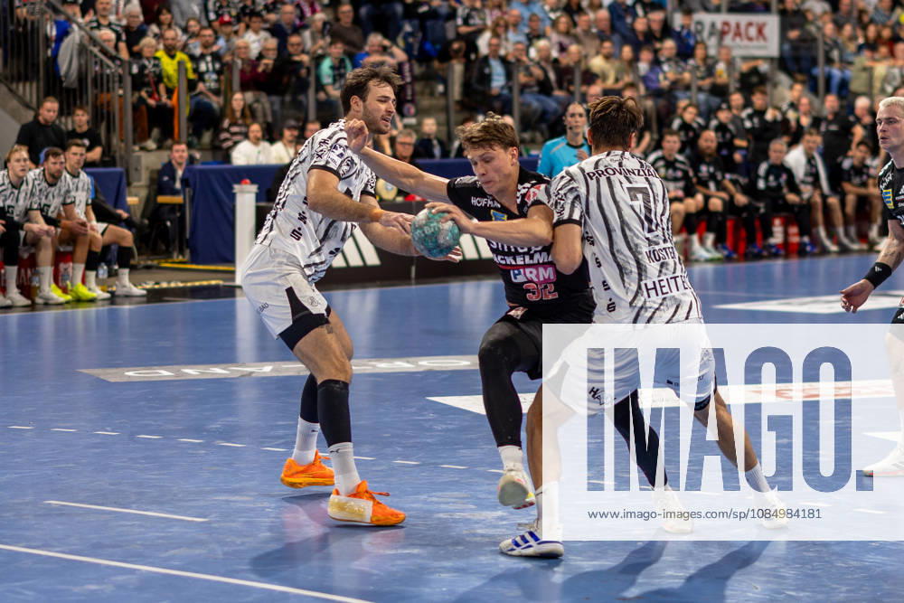 Maxsim Lochman, HC Erlangen, 32, fights his way through the Kiel defense; Julian Koester, THW Kiel, 07, Veron Nacinovic (THW Kiel), 93 GER, HC Erlangen vs. THW Kiel, Handball, Opel Handball Bundesliga, Matchday 10, 2026–2027 season, October 24, 2026 GER, HC Erlangen vs. THW Kiel, Handball, Opel Handball Bundesliga, Matchday 10, 2026–2027 season, October 24, 2026, Nuremberg
