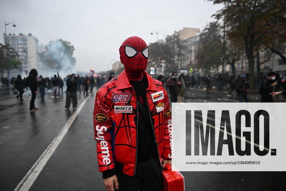 Police intervene in demonstrators amid ongoing protests in Paris PARIS, FRANCE - OCTOBER 24: Police clash with protesters with tear gas during a demonstration amid ongoing social and political tensions in Paris, France, on October 24, 2026. Mouneb Taim Anadolu Paris France. Editorial use only. Please get in touch for any other usage.