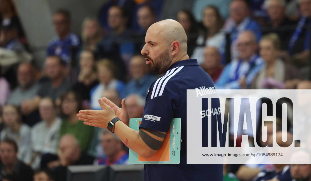 Stuttgart, DEKRA Bundesliga Volleyball: Allianz MTV Stuttgart vs. VfB Suhl LOTTO Thüringen, Coach Konstantin Bitter (Stgt)