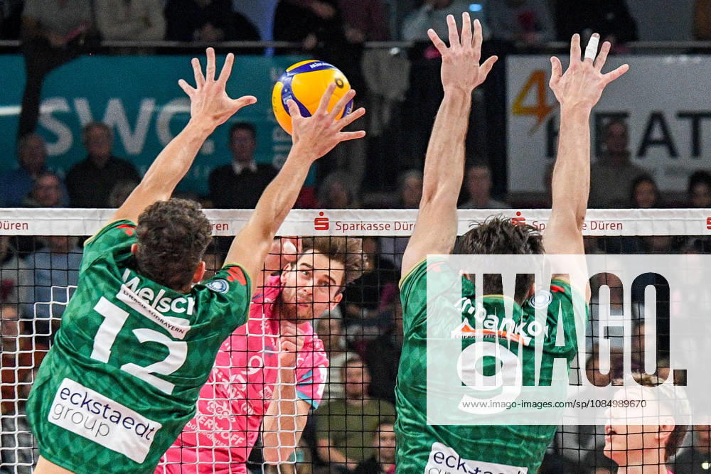 From left: Laurenz Welsch, WWK Volleys Munich, 12, Marcin Ernastowicz, Powervolleys Düren, 9, Alexej Zhbankov, WWK Volleys Munich, 9, at the net in a one-on-one battle, duel, tackle, dynamic, action, October 24, 2026, Düren, Germany, volleyball, Men’s Bundesliga 1, Regular Season, SWD Powervolleys Düren vs. WWK Volleys Munich