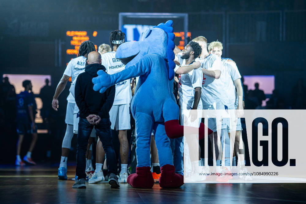 Hakro Merlins Crailsheim players gathered in a circle before the game, GER, Hakro Merlins Crailsheim vs. Eisbären Bremerhaven, basketball, 2nd Basketball Bundesliga ProA, men s, Matchday 6, 2026–2027 season, October 24, 2026, GER, Hakro Merlins Crailsheim vs. Eisbären Bremerhaven, Basketball, 2nd Basketball Bundesliga ProA, Men’s, Matchday 6, 2026–2027 season, October 24, 2026, Ilshofen