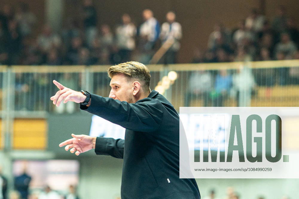 Florian Flabb, head coach of the Hakro Merlins Crailsheim, gives instructions; GER, Hakro Merlins Crailsheim vs. Eisbären Bremerhaven, basketball, 2nd Basketball Bundesliga ProA, men s, Matchday 6, 2026–2027 season, October 24, 2026, GER, Hakro Merlins Crailsheim vs. Eisbären Bremerhaven, Basketball, 2nd Basketball Bundesliga ProA, Men, Matchday 6, 2026–2027 Season, October 24, 2026, Ilshofen