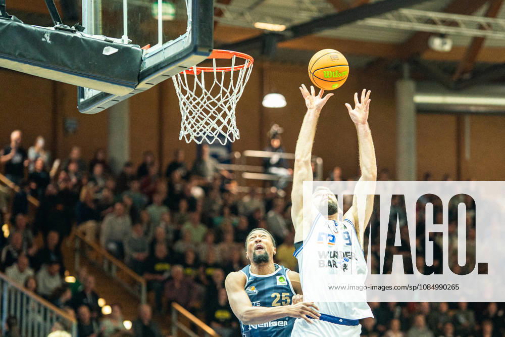 Hendrik Helge Drescher (Hakro Merlins Crailsheim, 09) prevails over Jeremiah Oden (Eisbaeren Bremerhaven, 25), GER, Hakro Merlins Crailsheim vs. Eisbaeren Bremerhaven, Basketball, 2nd Basketball Bundesliga ProA, Men s, Matchday 6, 2026–2027 season, October 24, 2026, GER, Hakro Merlins Crailsheim vs. Eisbären Bremerhaven, Basketball, 2nd Basketball Bundesliga ProA, Men’s, Matchday 6, 2026–2027 season, October 24, 2026, Ilshofen