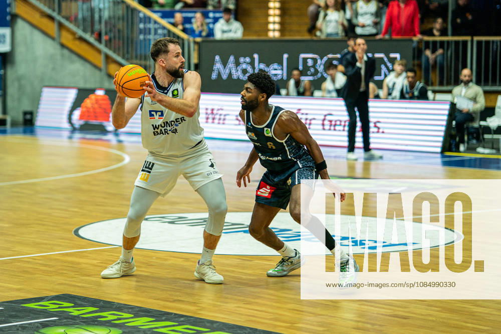 Hendrik Helge Drescher (Hakro Merlins Crailsheim, No. 9) goes head-to-head with Carlos Deshawn Carter (Eisbären Bremerhaven, No. 6), GER, Hakro Merlins Crailsheim vs. Eisbären Bremerhaven, Basketball, 2nd Basketball Bundesliga ProA, Men s, Matchday 6, 2026–2027 season, October 24, 2026, GER, Hakro Merlins Crailsheim vs. Eisbären Bremerhaven, Basketball, 2nd Basketball Bundesliga ProA, Men’s, Matchday 6, 2026–2027 season, October 24, 2026, Ilshofen