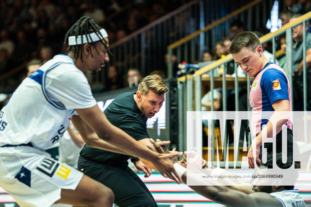 Peyton Kennedy, Gerald Hakro Merlins Crailsheim, 13, and Florian Flabb, Hakro Merlins Crailsheim, head coach, assist Dylan Addae Wusu, Hakro Merlins Crailsheim, 07, GER, Hakro Merlins Crailsheim vs. Eisbären Bremerhaven, Basketball, 2nd Basketball Bundesliga ProA, Men’s, Matchday 6, 2026–2027 season, October 24, 2026, GER, Hakro Merlins Crailsheim vs. Eisbären Bremerhaven, Basketball, 2nd Basketball Bundesliga ProA, Men, Matchday 6, 2026–2027 season, October 24, 2026, Ilshofen