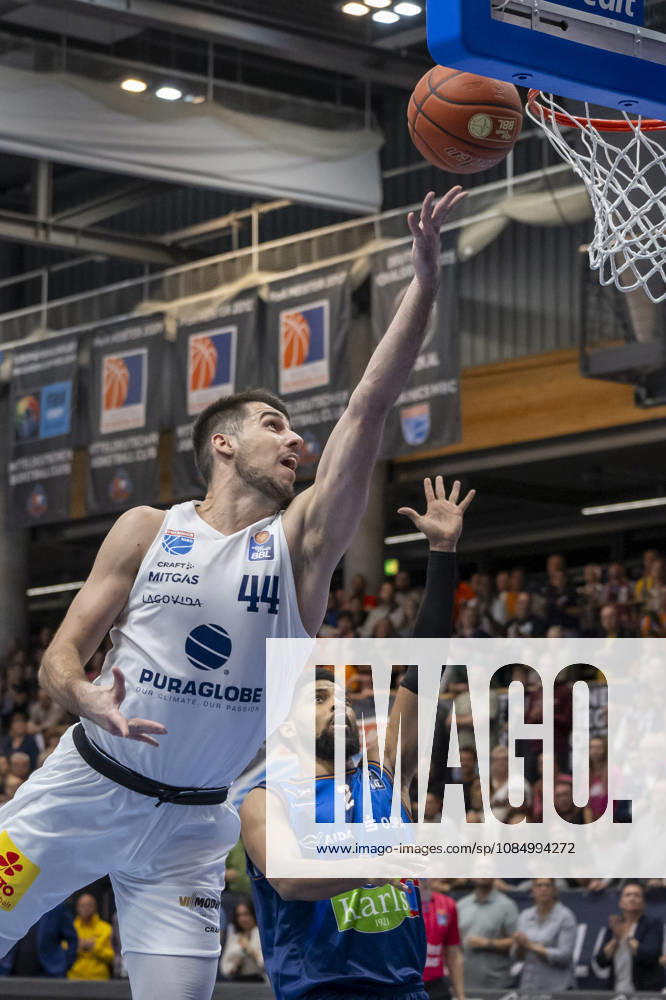 EasyCredit Basketball Bundesliga 2026–2027: Syntainics MBC vs. Rostock Seawolves, Weissenfels, Germany, October 24, 2026. Pictured, from left: Jure Planinic (Weissenfels) and Zach Copeland (Rostock). Weissenfels City Hall, Weissenfels, Saxony-Anhalt, Germany