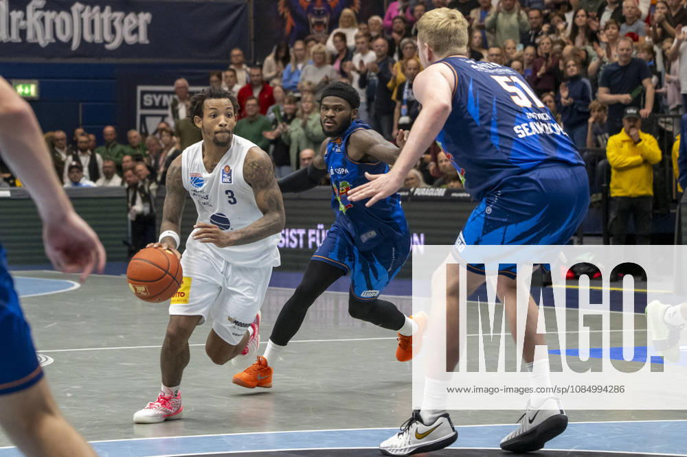 EasyCredit Basketball Bundesliga 2026–2027: Syntainics MBC vs. Rostock Seawolves, Weissenfels, Germany, October 24, 2026. Pictured from left: DeLonnie Hunt, Weissenfels, TJ Jr. Crockett (Rostock), and Bent Leuchten (Rostock). Weissenfels City Hall, Weissenfels, Saxony-Anhalt, Germany