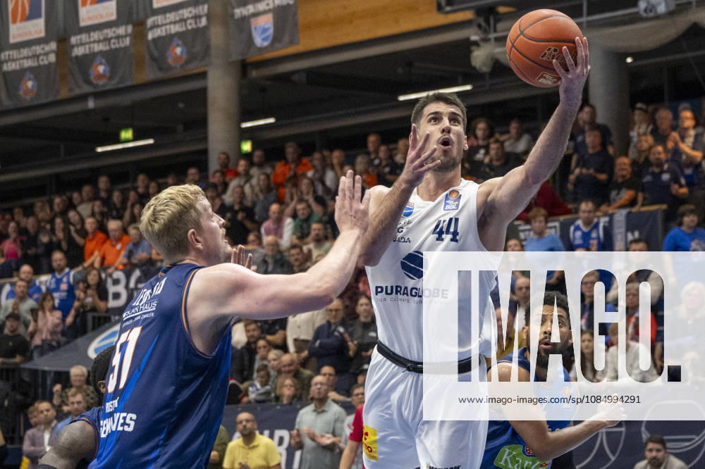 EasyCredit Basketball Bundesliga 2026–2027: Syntainics MBC vs. Rostock Seawolves, Weissenfels, Germany, October 24, 2026. Pictured, from left: Bent Leuchten (Rostock) and Jure Planinic (Weissenfels). Weissenfels City Hall, Weissenfels, Saxony-Anhalt, Germany