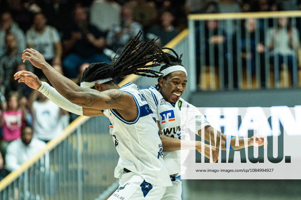 Courtney Alexander, Hakro Merlins Crailsheim, No. 02, celebrates with Peyton Kennedy, Gerald, Hakro Merlins Crailsheim, No. 13, GER, Hakro Merlins Crailsheim vs. Eisbären Bremerhaven, Basketball, 2nd Basketball Bundesliga ProA, Men s, Matchday 6, 2026–2027 season, October 24, 2026, GER, Hakro Merlins Crailsheim vs. Eisbären Bremerhaven, Basketball, 2nd Basketball Bundesliga ProA, Men’s, Matchday 6, 2026–2027 Season, October 24, 2026, Ilshofen